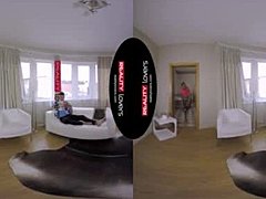A meia-irmã magra de seios pequenos lambe e faz sexo em realidade virtual