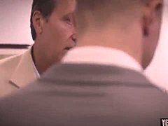 Una rubia joven le hace una mamada dura a su jefe antes de tener sexo en la oficina