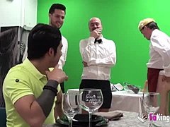 NaughtySasha blir vild med tre killar och servitören i en full film
