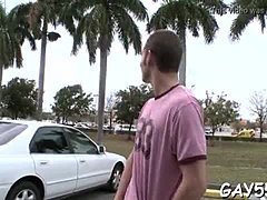 HD-video av en fantastisk homosexuell man som får sina kläder slitna