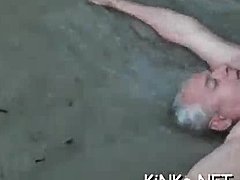 Video seks kasar yang memaparkan seorang tuan wanita yang dominan memukul dan menunggang budaknya