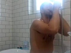 Sıcak duş aksiyonu içeren Rumen porno videosu