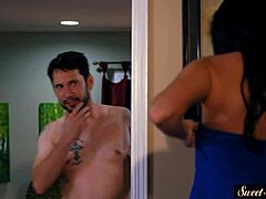 Horúca MILF sa postaví veľkému kohútovi v erotickom videu