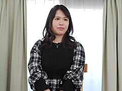 אמא אמצעי Fujimaki Kununas עם חזה גדול ותחת גדול