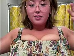 Le gros cul de la femme aux gros seins