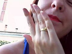 Nicoletta mencuba anting-anting dan mendapat jari dalam video MILF panas ini