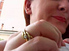 Nicoletta prøver øreringe og bliver fingret i denne varme MILF-video