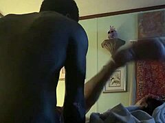 Seorang MILF mendapatkan pantatnya yang ketat dientot oleh pria nakal