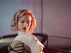 Blonde MILF Polina zeigt ihren großen runden Arsch in einem Striptease für Playboy in einem Cabrio