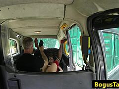 Una MILF amateur tiene su coño apretado estirado por un taxista