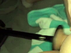 Eine rasierte MILF wird von einer Maschine in ihre Muschi gefickt