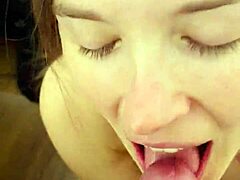 POV-video af en barmfagre asiatisk MILF, der giver en stor bryster blowjob