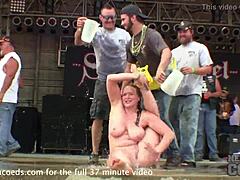 Motocicliste con grandi tette si spogliano in pubblico per una gara di magliette bagnate