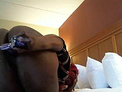 MILF negra balança sua bunda na webcam