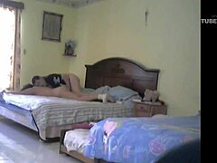 HD-video van een geile moeder die wordt verleid door een mollige man en geneukt op het bed