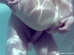 Erotik Koreli milf, sevgilisiyle şehvetli bir yağ masajına dalıyor