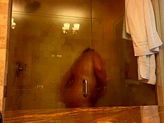 Господарката Дани се наслаждава на горещ душ в PCB