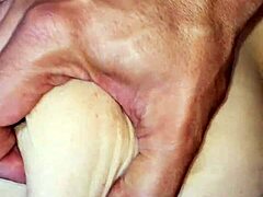 ¡Esposa amateur recibe una mamada en el culo y es follada por un afortunado!