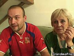 Blonde oma wordt wild na voetbalwedstrijd