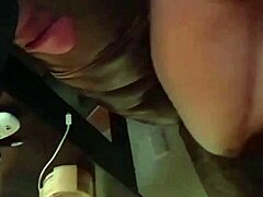 Jiran MILF matang memberikan blowjob dan membungkuk