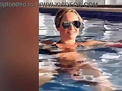 MILF-mamma blir frekk i sexy badekåpe i HD-video