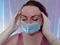 Masturbazione solitaria con guanti di lattice e maschera medica - Video HD