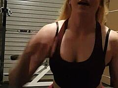 Blondes Fitnessstudio-Mädchen neckt und strippt für dich