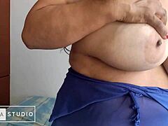 Латинская мамочка с большой грудью демонстрирует свои домашние навыки в этом домашнем видео