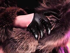 MILF, ev yapımı videoda kürk ceket ve deri eldivenlerle domine ediyor