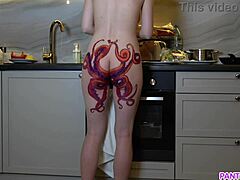 Rijpe moeder met een octopustattoo op haar kont kookt het avondeten en negeert je