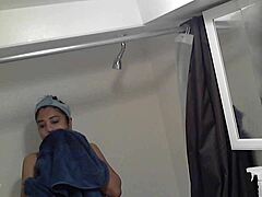 Hintli MILF'lerin duş seansı gizli kamerada yakalandı