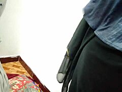 Hintli hizmetçi, patronu tarafından sıcak seks videosunda anal olarak beceriliyor