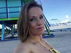 Jillian con ropa en bikini muestra sus generosos atributos en la playa