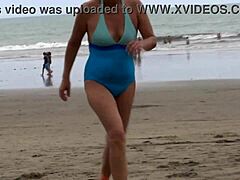 Зрела жена са природним грудима се интензивно јебе на плажи