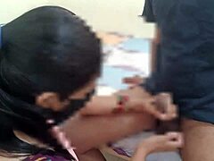 Modne indiske kvinder giver blowjob til fisseslikning og fissespisning