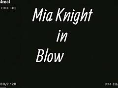 Érett MILF Mia Knights barna hajú és nagy mellű HD videóban