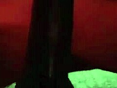Софи интензивен оргазъм, докато кара огромен дилдо