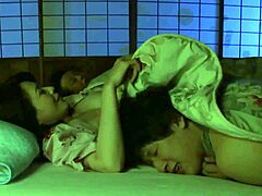 אמא יפנית נותנת בפה לבנה החורג בזמן שבעלה ישן
