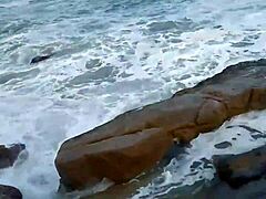 Dojrzała Afrykanka z naturalnymi cyckami zostaje ruchana przed plażą
