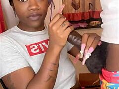 Zralá nevlastní sestra dává smyslnou masáž a kouření dobře vybavenému černochovi