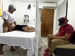 Soy un marido cornudo viendo a mi esposa recibir un masaje de un médico pervertido en este video travieso de JAV