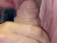 Dojrzała kobieta otrzymuje usta pełne spermy po lizaniu jajek