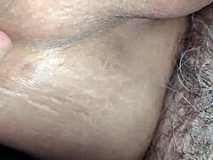 Mamá madura recibe sexo oral y penetración anal