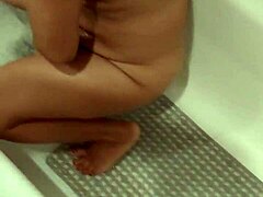Η καυλωμένη μαμά κάνει μπάνιο και δείχνει το τριχωτό της μουνί