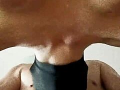 Reife MILF mit großen Brüsten und Maske lutscht Schwanz in BDSM-Video