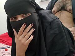 Indisk mor i hijaab blir slem med stesønnen sin