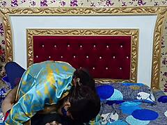 אישה הודית שמנה ויפה מזדיינת עם החבר שלה בתנוחת הבוקרת