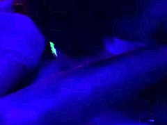 La mamma matura Monika Fox si unisce a un'orgia in discoteca per un po' di ballo e anale