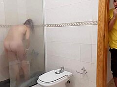 Madrastra en la ducha es atrapada y quiere la polla de su hijastro