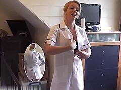 Olgun Avrupalı hemşireler hastane hastasına seks kasetinde sakso çekiyorlar